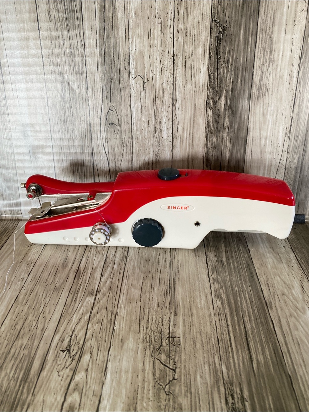 VINTAGE SINGER SEW-QUICK HANDHELD SEWING & CRAFTING MACHINE